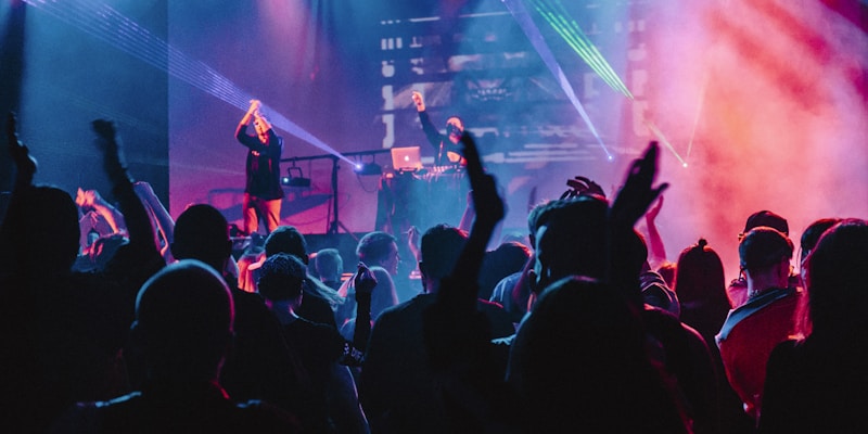 玩家部落球迷社区互动 - 体育爱好者交流讨论场景